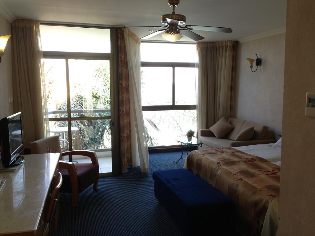 Ron Beach Hotel Tiberias Zimmer foto